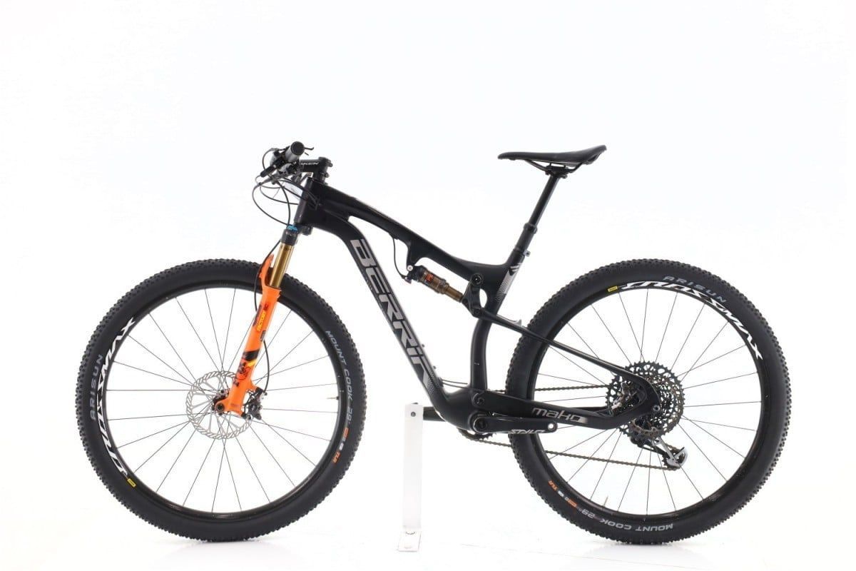 VTT Berria Bravia 6 - Cadre Carbone - 11kg - Roues 27,5'' - 10 Vitesses - Homme