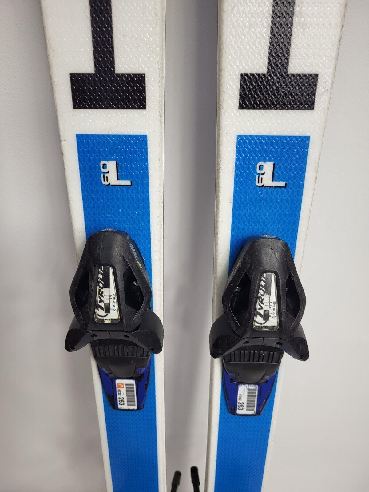 Moins de 150 euros une paire de skis hommes avec fixation de la marque